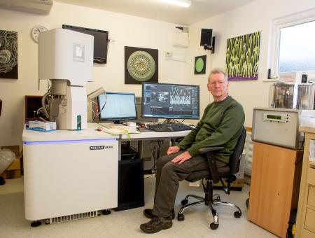 Jeremy Poole a elektronový mikroskop v garáži
